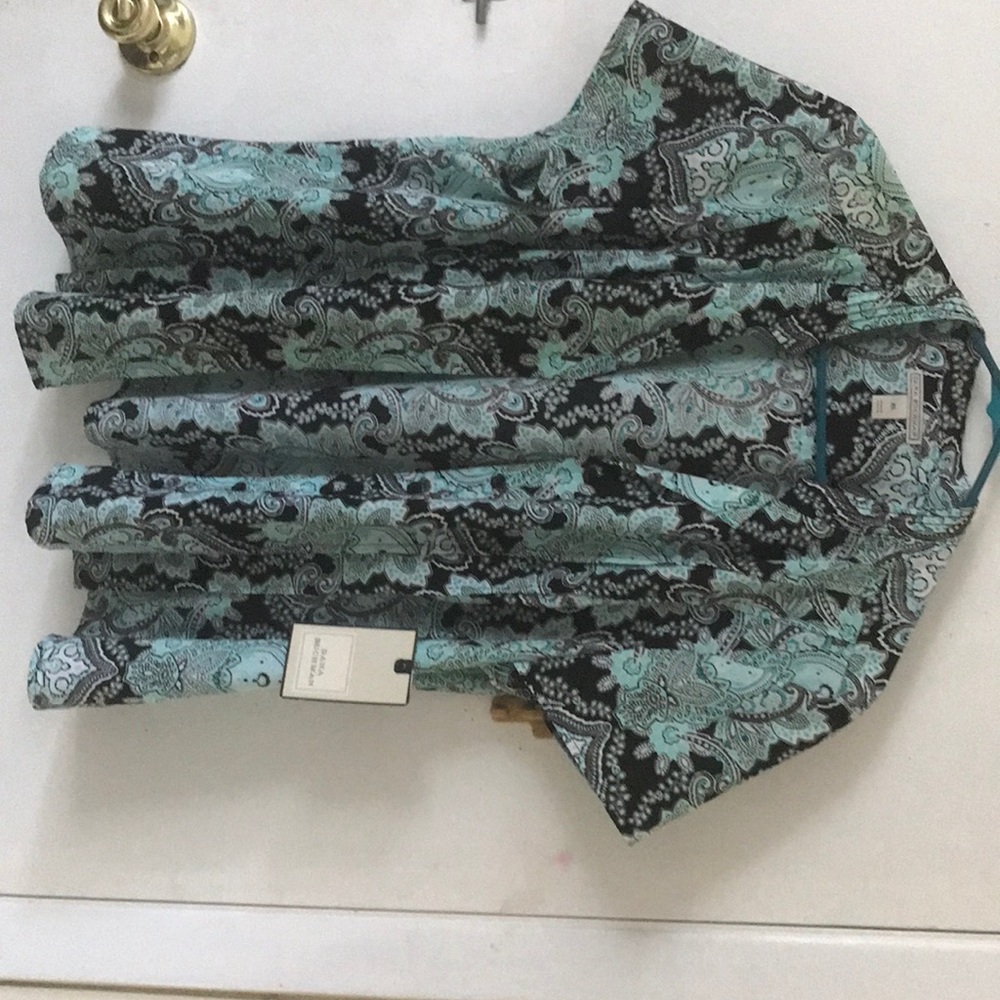 I’m selling a beautiful blouse